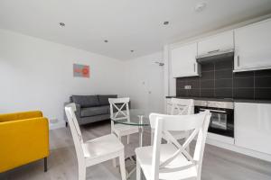 3 and 4 Bed Maisonettes Near Metro
