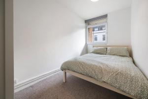 3 and 4 Bed Maisonettes Near Metro
