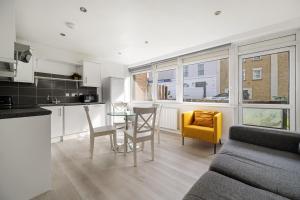 3 and 4 Bed Maisonettes Near Metro
