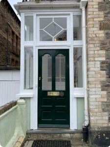 4 Bed House-2 Mins from Tunnels!