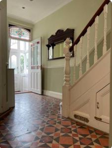 4 Bed House-2 Mins from Tunnels!