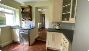 4 Bed House-2 Mins from Tunnels!