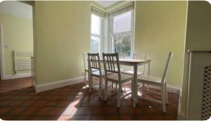 4 Bed House-2 Mins from Tunnels!