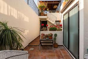 Casa Laura, Architectural Gem with Rooftop Views