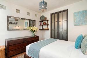 Casa Laura, Architectural Gem with Rooftop Views
