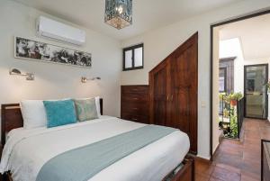 Casa Laura, Architectural Gem with Rooftop Views