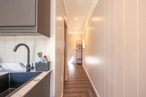 The Coo, Luxury glamping pod with hot tub, croft4glamping