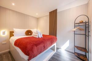 The Coo, Luxury glamping pod with hot tub, croft4glamping