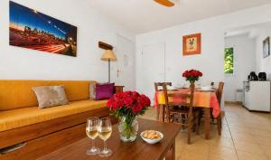 T3 chaleureux avec terrasse, piscine et parking