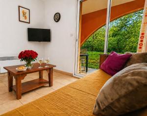 T3 chaleureux avec terrasse, piscine et parking