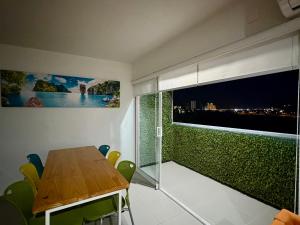 Departamento con BONITA VISTA , BALCÓN y ALBERCA !! en CERRITOS - 406 A -