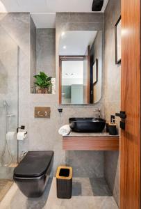 Luxury Dowtown Studio Private Balcony & City Views