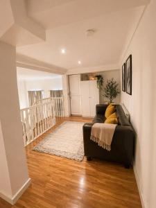 Beautiful 2 Floor 3BR House Walk to Liverpool St
