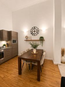Beautiful 2 Floor 3BR House Walk to Liverpool St