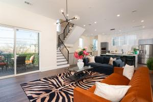 8BR Twin Bldg w Rooftops Near Dtown Pet-Friendly