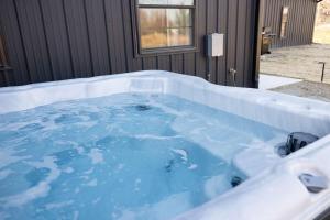 NEW Luxe Stay w Hot Tub Fire Pavilion Nr Lake MI