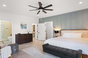 NEW Luxe Stay w Hot Tub Fire Pavilion Nr Lake MI