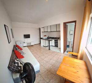 Loft central, cozinha e sala