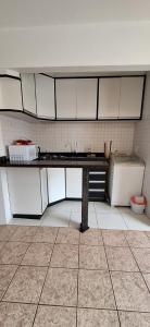 Loft central, cozinha e sala