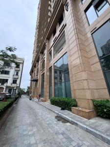 High-Floor Studio Stunning Lake & City View