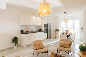 MARBELLA BANUS SUITES - Nueva Andalucia, 3BR- 2BR Flat, Bright Outdoor Terrace with Direct Views of the Garden & Pool, Ideal for families with children, Super at the Door