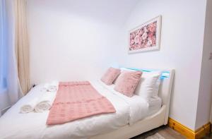 New and Central, 5 Bedroom, 11 Proper Beds, Free Parking & Wifi