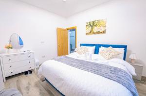 New and Central, 5 Bedroom, 11 Proper Beds, Free Parking & Wifi