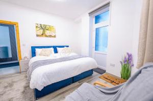 New and Central, 5 Bedroom, 11 Proper Beds, Free Parking & Wifi