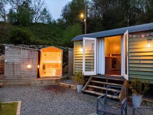 Paradwys with Shepherds Hut, Sauna and Hot tub