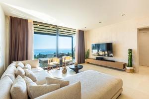 Monkey Luxury Villa, Dhermi Beach - Sea View, Jacuzzi, Free Parking and More