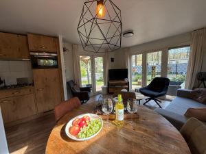 Detached holidayhome with private hot tub in Hoenderloo park Veluwshof