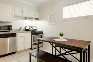Austin Beautiful 2 Bedroom Condo