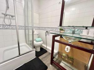 Hyde Park Family Three Bedroom Apartment