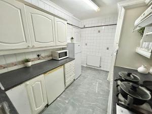Hyde Park Family Three Bedroom Apartment