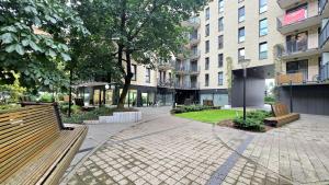 Stylish Minimalist Loft 4 min to Metro Sunny 7 m Balcony