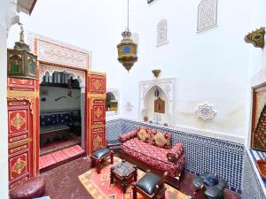 Évasion Authentique - Riad avec Suites - Wi-Fi & Climatisation - Terrasse avec vue panoramique sur la Médina