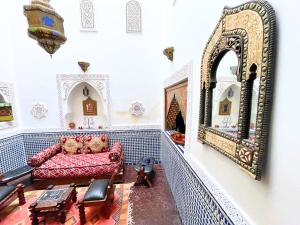 Évasion Authentique - Riad avec Suites - Wi-Fi & Climatisation - Terrasse avec vue panoramique sur la Médina