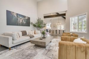 Ultra Luxe Modern Chalet with Hot Tub Game Room BBQ