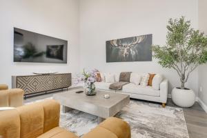 Ultra Luxe Modern Chalet with Hot Tub Game Room BBQ