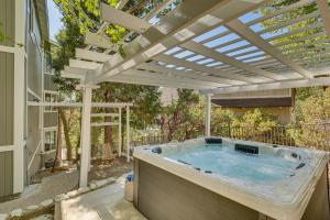 Ultra Luxe Modern Chalet with Hot Tub Game Room BBQ