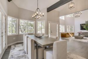 Ultra Luxe Modern Chalet with Hot Tub Game Room BBQ