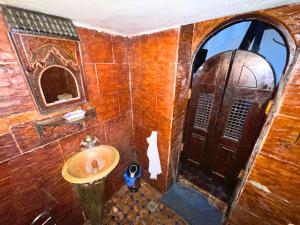 Évasion Authentique - Riad avec Suites - Wi-Fi & Climatisation - Terrasse avec vue panoramique sur la Médina