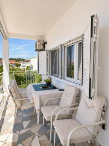 Beachfront apartment with direct access to Lozica beach