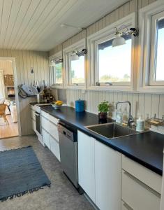 Hyggeligt Sommerhus Gemt I Lyngbeklædte Klitter