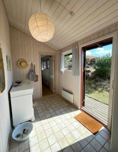 Hyggeligt Sommerhus Gemt I Lyngbeklædte Klitter