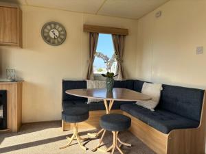 Cabin Sleeps 8 with Indoor Pool