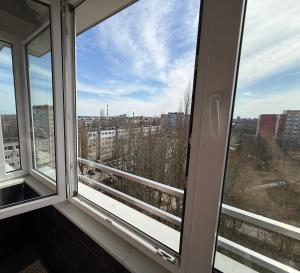 Cozy 9th floor studio with balcony and free parking
