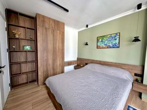 Bright Top-Floor Apartment with Balcony & Views