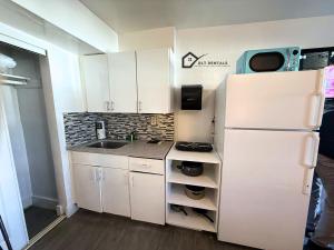 Modern Retreat Near Hollywood Beach and Boardwalk 106-1