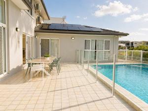 5BR Waterfront Pool Escape in Mermaid Waters